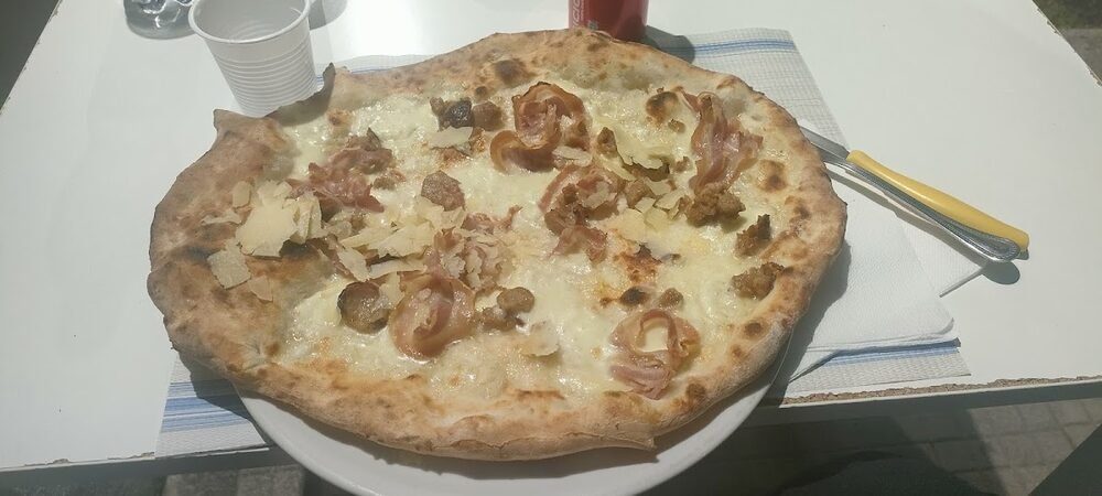 Pizza bianca con pancetta, salsiccia e scaglie di grana